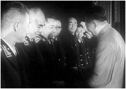 1955年9月，冯仲云（左五）接受毛泽东主席授勋